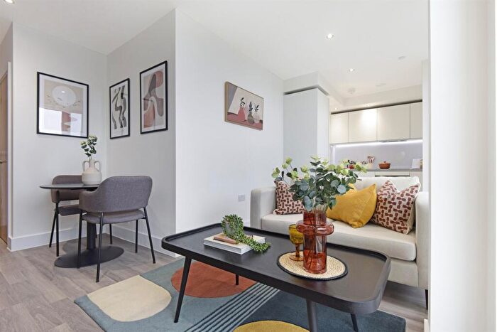 Flat To Rent In Thames Road, London, E16