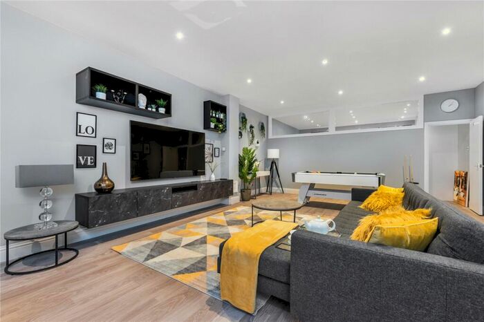 3 Bedroom Apartment To Rent In Calvin Street, London, E1