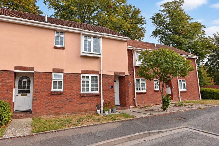 1 Bedroom Flat For Sale In Finnart Close, Weybridge, KT13