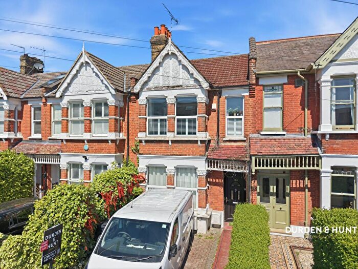 2 Bedroom Maisonette For Sale In Gordon Road, London, E18