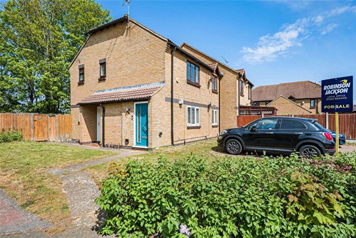 2 Bedroom Maisonette For Sale In Western Cross Close, Greenhithe, Kent, DA9