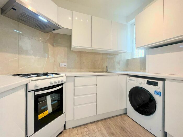 3 Bedroom Apartment To Rent In Ballards Lane, Finchley, N3