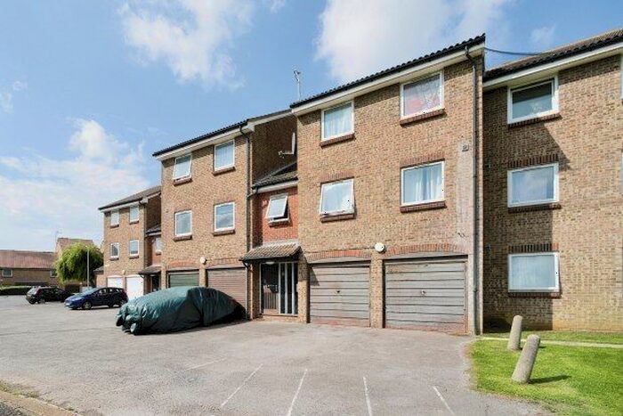 2 Bedroom Flat To Rent In Lake Drive, Peacehaven, BN10