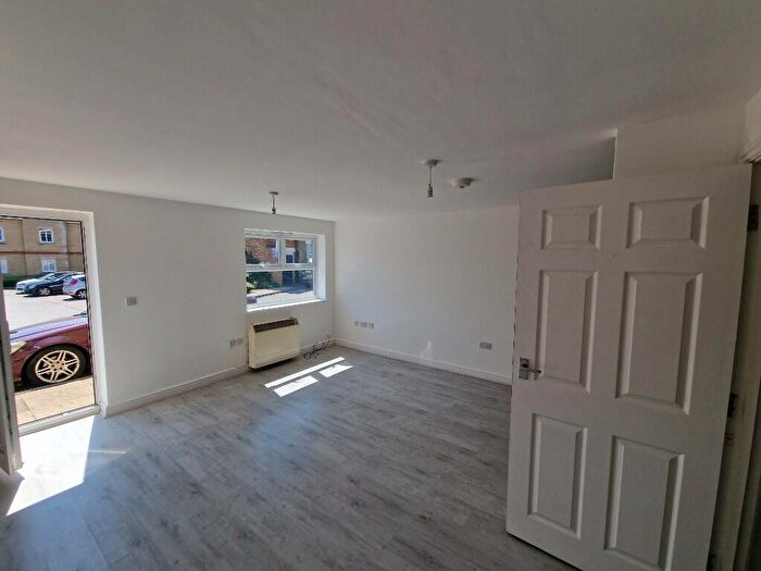 2 Bedroom Flat To Rent In Walsingham Close, Bedford, Bedfordshire, MK42