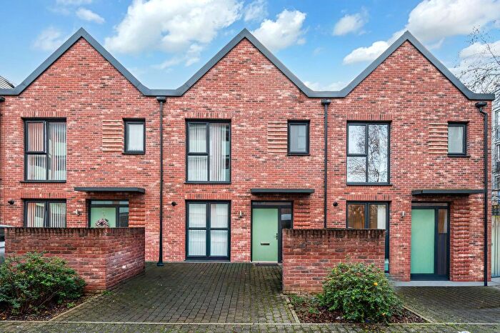 3 Bedroom Property For Sale In Reynard Way, Brentford, TW8