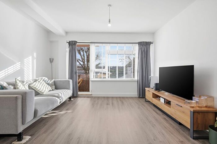 1 Bedroom Flat For Sale In Handsworth Avenue, Lakeview Court, E4