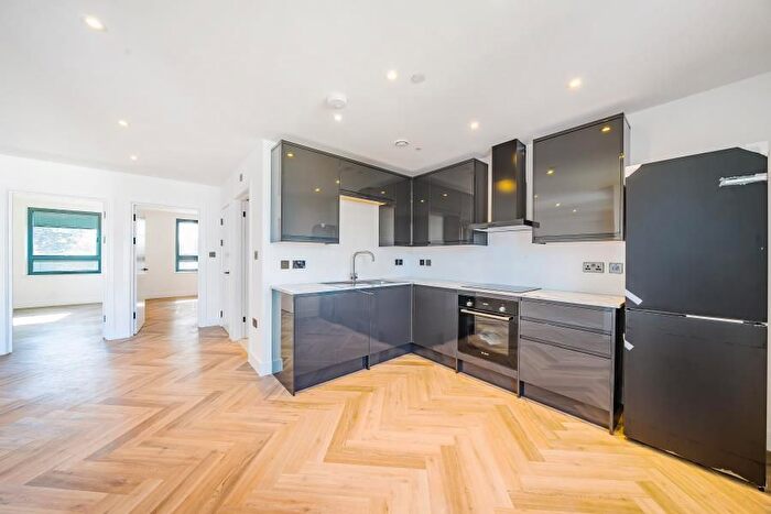 2 Bedroom Flat To Rent In Weybridge, Surrey, KT13