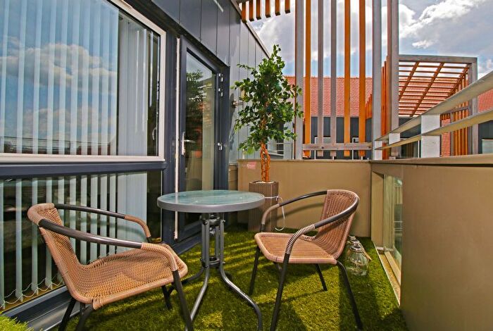 2 Bedroom Flat For Sale In Elliotts Way, Chatham, ME4
