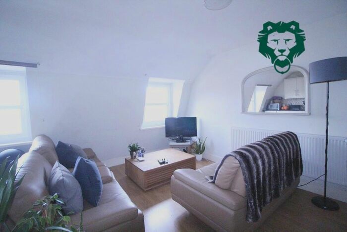 3 Bedroom Flat To Rent In Bethnal Green Road, London, E2