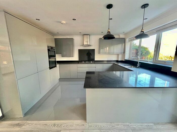 4 Bedroom Semi-Detached House To Rent In Glen View, Gravesend, DA12