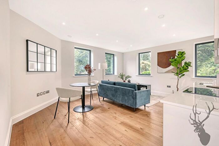 2 Bedroom Flat To Rent In Aldbourne Road, Shepherd's Bush, W12