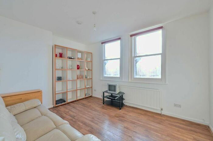 3 Bedroom Flat For Sale In Palace Road, Streatham Hill, London, SW2