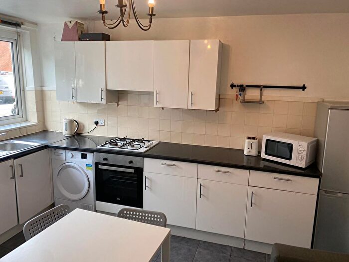 4 Bedroom Flat To Rent In Blundell Street, Islington, N7