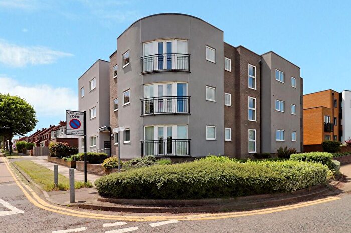 2 Bedroom Flat To Rent In Prince Avenue, Westcliff-On-Sea, SS0