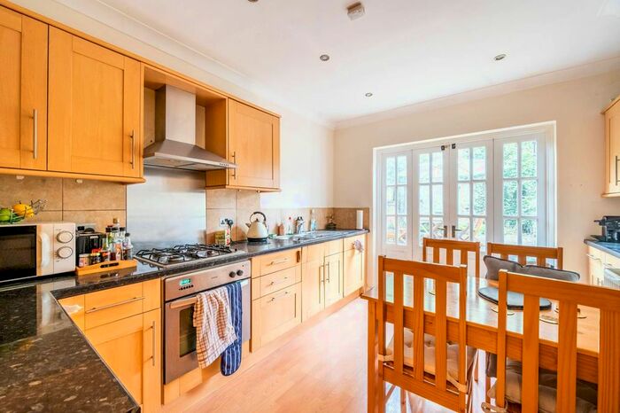 2 Bedroom Flat To Rent In Cranbury Road, Sands End, London, SW6