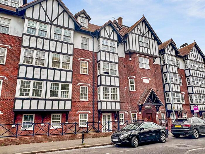 2 Bedroom Apartment For Sale In Leigh Road, Leigh-On-Sea, SS9