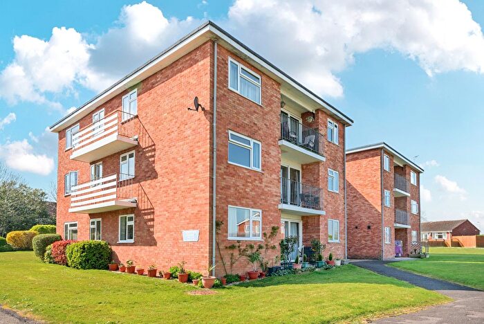 2 Bedroom Flat For Sale In Windsor Close, Taunton, TA1