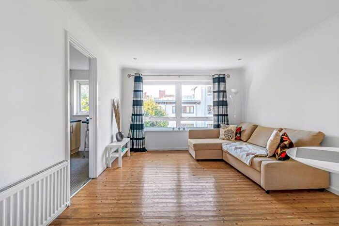 1 Bedroom Flat For Sale In Regent Square, Bruce Road, Bow, E3