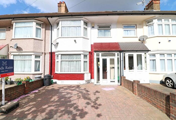 3 Bedroom Terraced House To Rent In Yoxley Drive, Ilford, IG2