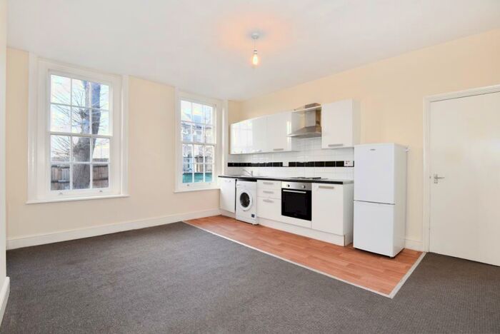 3 Bedroom Flat To Rent In Cobourg Road, London, SE5