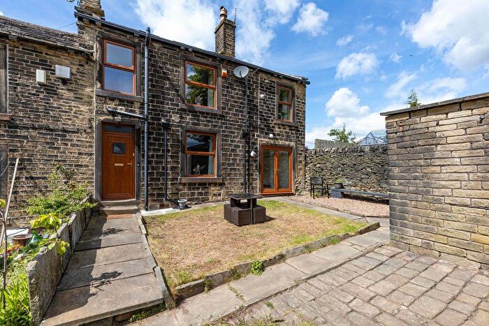 2 Bedroom End Of Terrace House To Rent In Hoults Lane, Greetland, HX4