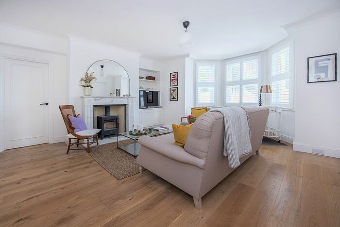 3 Bedroom Flat To Rent In Richmond Hill, Richmond, TW10