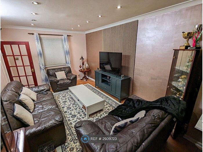 3 Bedroom Semi-Detached House To Rent In North Avenue, London, UB1
