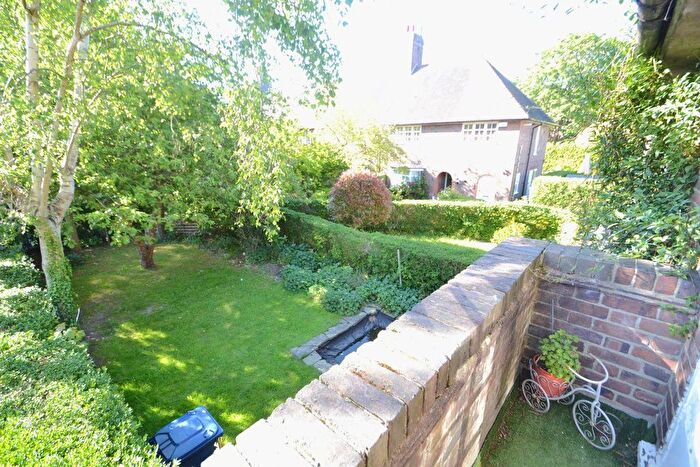 2 Bedroom Maisonette To Rent In Neale Close, London, N2