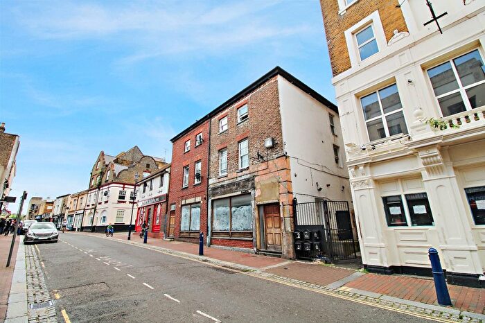 1 Bedroom Flat To Rent In Queen Street, Gravesend, Kent, DA12