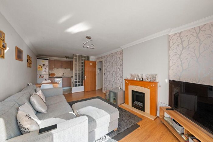 2 Bedroom Flat For Sale In Ashford Road, Ashford, TW15
