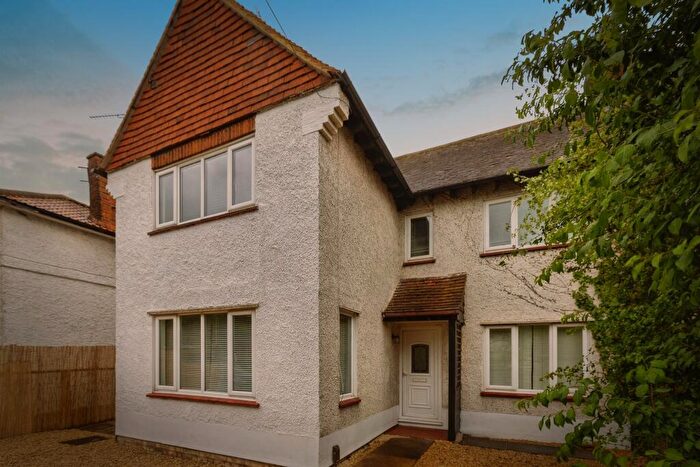 4 Bedroom Semi-Detached House For Sale In Tring Road, Aylesbury, HP20