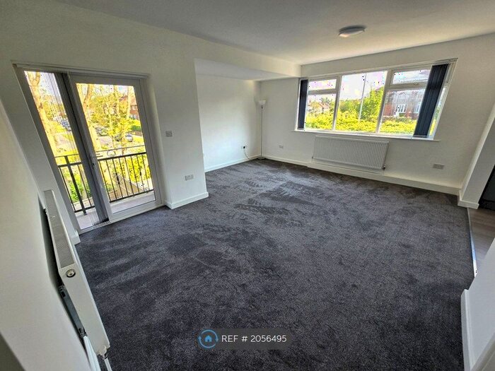 2 Bedroom Flat To Rent In West Park Drive West, Leeds, LS8