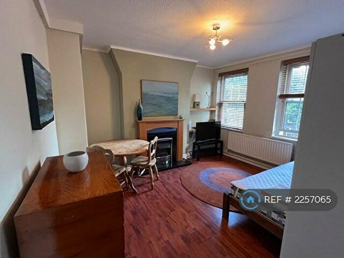 4 Bedroom Flat To Rent In Doddington Grove, London, SE17