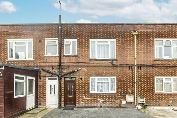 3 Bedroom Maisonette To Rent In Tolworth Broadway, Surbiton, KT6