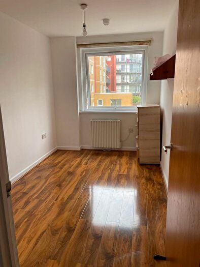 2 Bedroom Flat To Rent In Monarch Way, Ilford, IG2