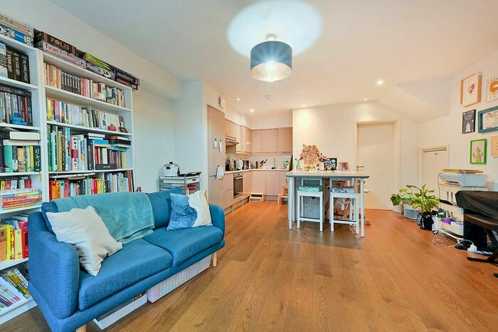 2 Bedroom Flat To Rent In Burlington Mews, Acton, London, W3