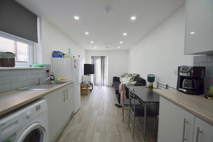 2 Bedroom Flat To Rent In Malefatn Street, Cathays CF24