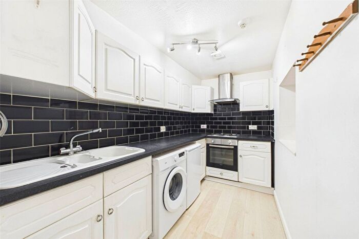 1 Bedroom Flat To Rent In Craufurd Rise, Maidenhead, Berkshire, SL6
