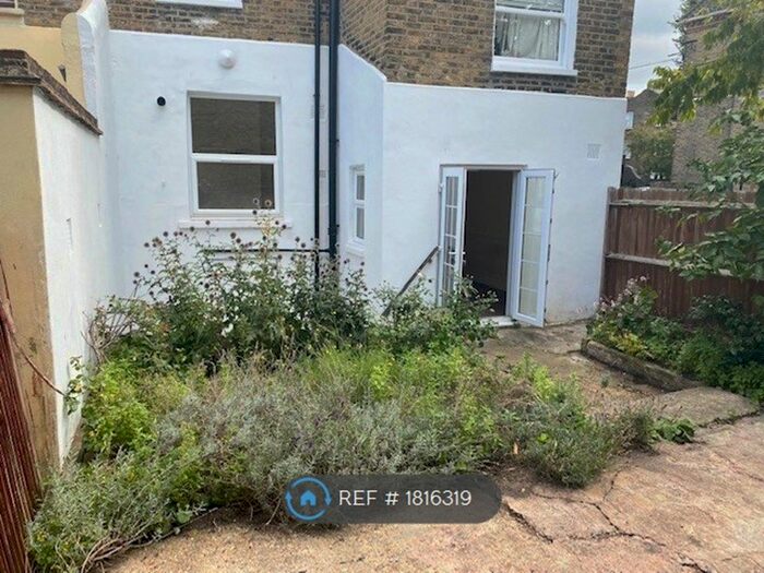 1 Bedroom Flat To Rent In Gowlett Road, London, SE15