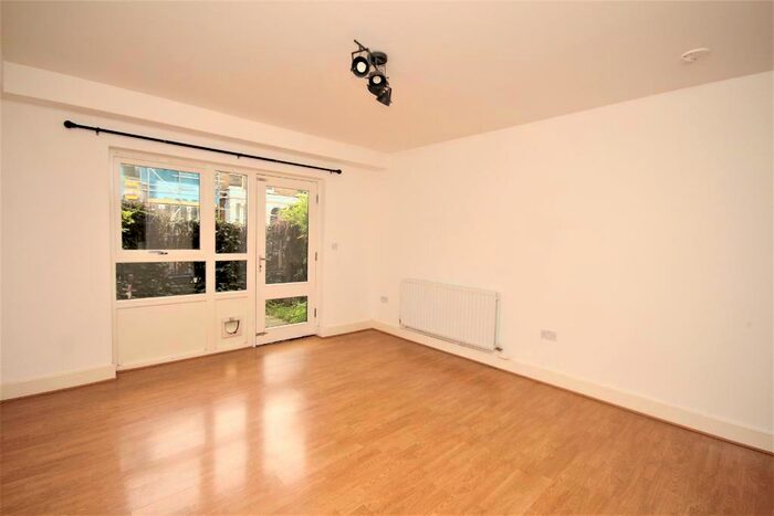 2 Bedroom Flat To Rent In Brownswood Road, Finsbury Park, London, N4