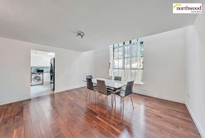 3 Bedroom Flat For Sale In Overtine Drive, Kings Langley, WD4