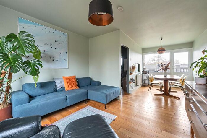 3 Bedroom Flat For Sale In Beaumont Square, London, E1