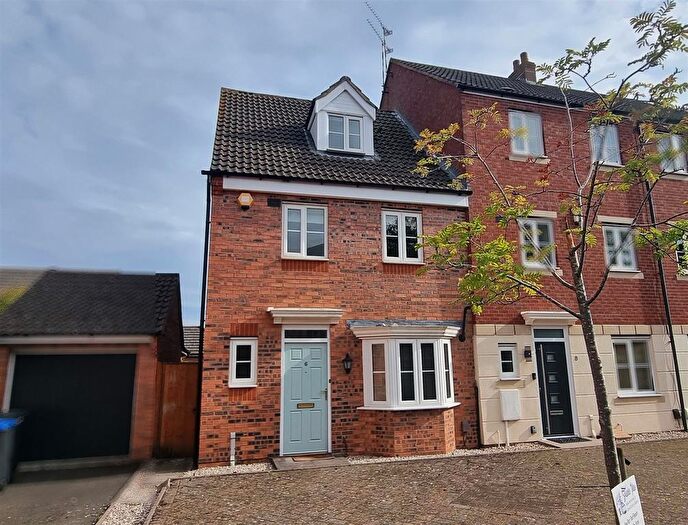 3 Bedroom Town House To Rent In Costard Avenue, Warwick Gates, Warwick, CV34