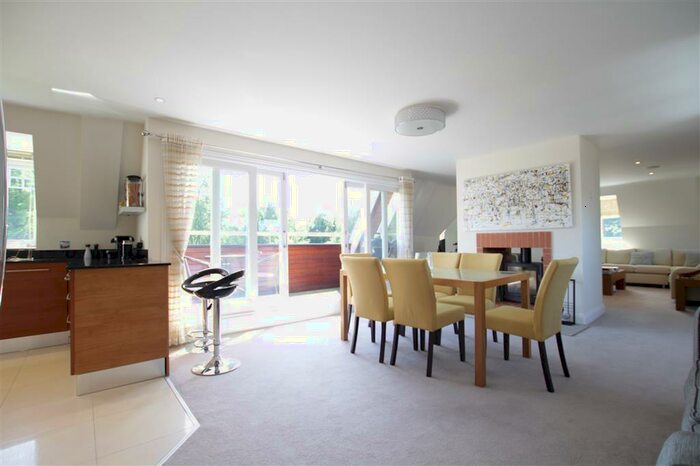 3 Bedroom Apartment For Sale In Tidmarsh Grange, The Street, Tidmarsh, Reading, RG8
