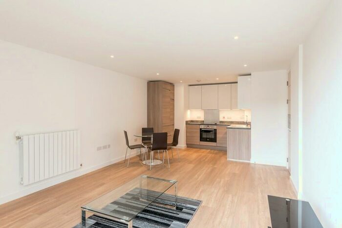 3 Bedroom Flat To Rent In Whiting Way, London, SE16