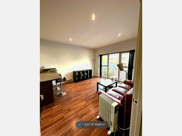 2 Bedroom Flat To Rent In Heron House, Reading, RG2