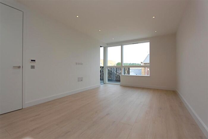 2 Bedroom Apartment To Rent In Lang Court, Smithfield Square, Hornsey, N8