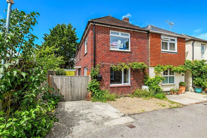 3 Bedroom Link Detached House To Rent In Lake Road, Chichester, PO19