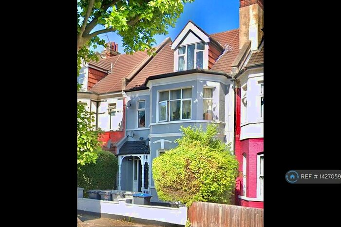 Studio To Rent In Willesden Green, London, NW2