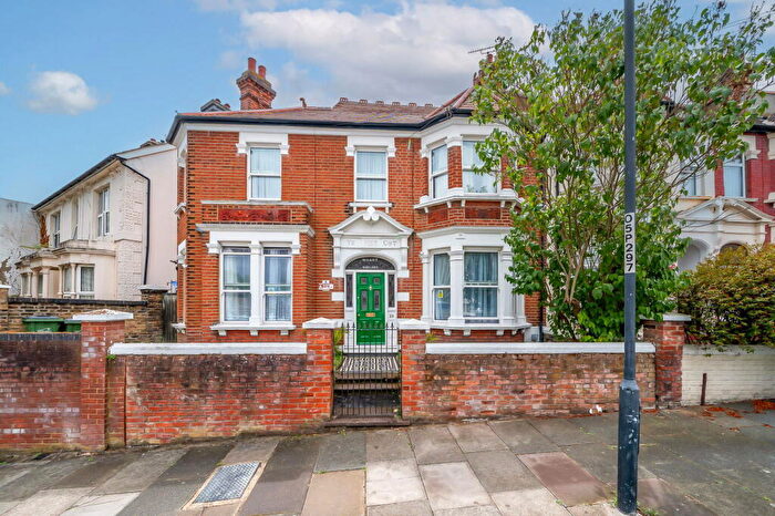 4 Bedroom End Of Terrace House For Sale In Chestnut Rise, Plumstead, London, SE18